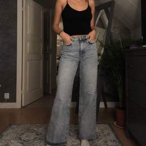 Supersnygga ljusblå vida jeans från Gina i storlek 38! Använda ett fåtal gånger då jag helst hade velat ha dom längre. Köpta för 599kr säljer för 190kr, köparen står för frakten! 