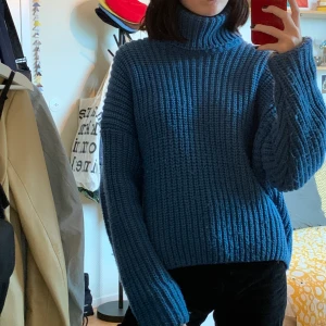 blå stickad tröja - blå stickad tröja med polokrage, varm och mysig! köpt på weekday och är i bra skick! kan mötas upp i gbg, köpare står för frakt :)