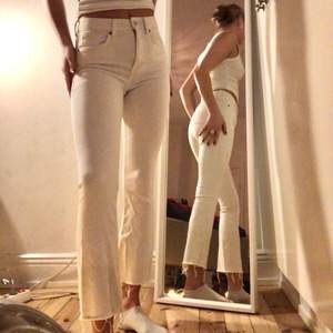 Snygga vita jeans i kort modell från Zara