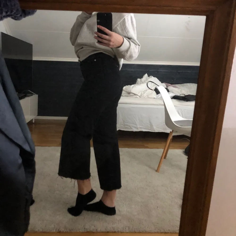 Säljer ett par svarta vida jenas från H&M. Storlek 26, high waist. 200kr inklusive frakt. Jeans & Byxor.