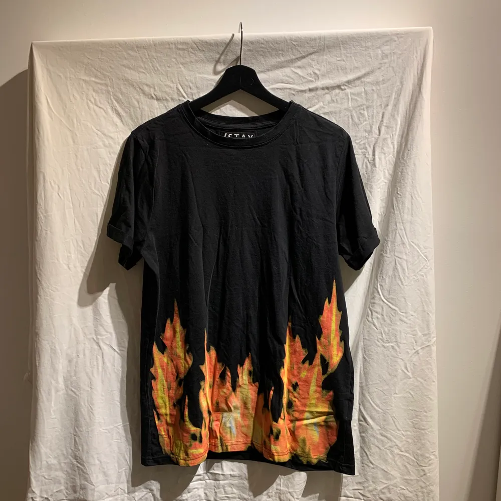 T-shirt med flammor från carlings. Använts enstaka gånger och är i bra skick. Säljs då den inte används. . T-shirts.