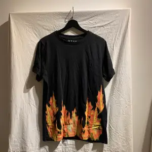 T-shirt med flammor från carlings. Använts enstaka gånger och är i bra skick. Säljs då den inte används. 