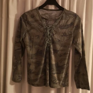 Militär topp med snörning - Topp med militär mönster i använt men bra skick