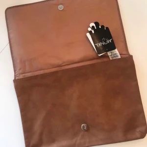 Monki clutch - Helt ny, fin och rymlig väska från Monki. Mått: 35x24cm. 