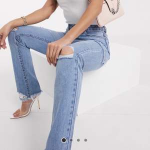 Säljer dessa snygga blå jeans från Asos (missguided) bara använda ett få tal ggr. Ny pris 419 kr🥰köparen står för frakten 🦋 