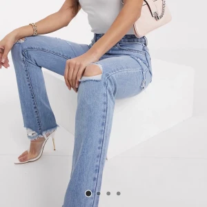Blåa jeans med hål - Säljer dessa snygga blå jeans från Asos (missguided) bara använda ett få tal ggr. Ny pris 419 kr🥰köparen står för frakten 🦋 