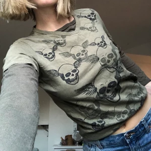 Långärmad döskalle tröja🦖🦖🦖 - Jöttecool långärmad tröja med dödskallar på, i två mörkgröna färger! Köpt på second hand 🦋