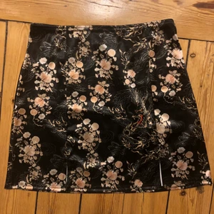 Finaste kjolen!  - Såå fin men aldrig kommit till användning :( inget att anmärka på! Två snygga ”slitsar” framtill och stretchig 💕