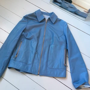 Blå skinjacka - Blå skinnjacka i nyskick! Jackan är även väldigt bekväm