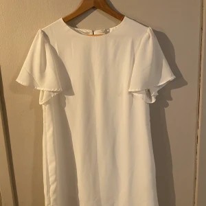 Vit student/avslutningsklänning - Fin vit student eller avslutningsklänning i stl. 40, från nelly ursprungligen