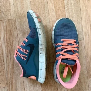 Nike free run - Använda några gånger men är inte slitna, storlek 38, pris 150kr.