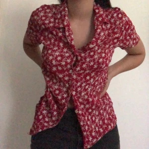 Söt blus/topp 💞 - Blus/topp i perfekt skick. Står att den är i storlek 40 men den passar mig som brukar ha 36 på överdelar. Frakten är inkluderad i priset 🐰