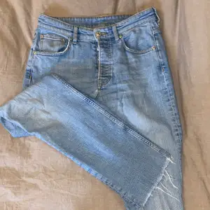Skitsnygga jeans från Gina tricot! Skitsnygg passform och perfekt längd enligt mig;) just denna modellen är köpt för några år sedan och är slutsåld nu...perfekta blå färgen med!!