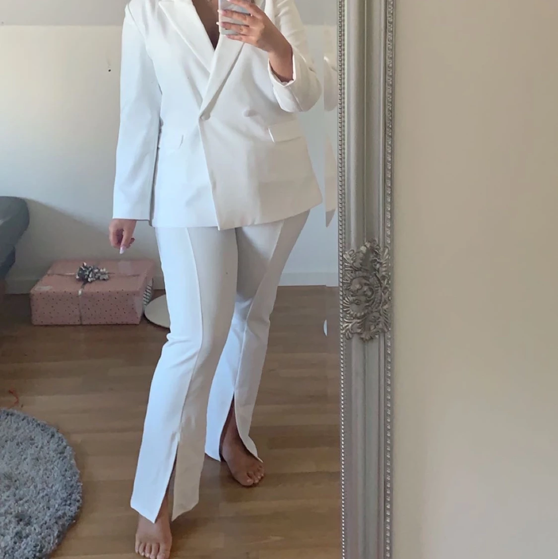 Vita kostymbyxor med slits