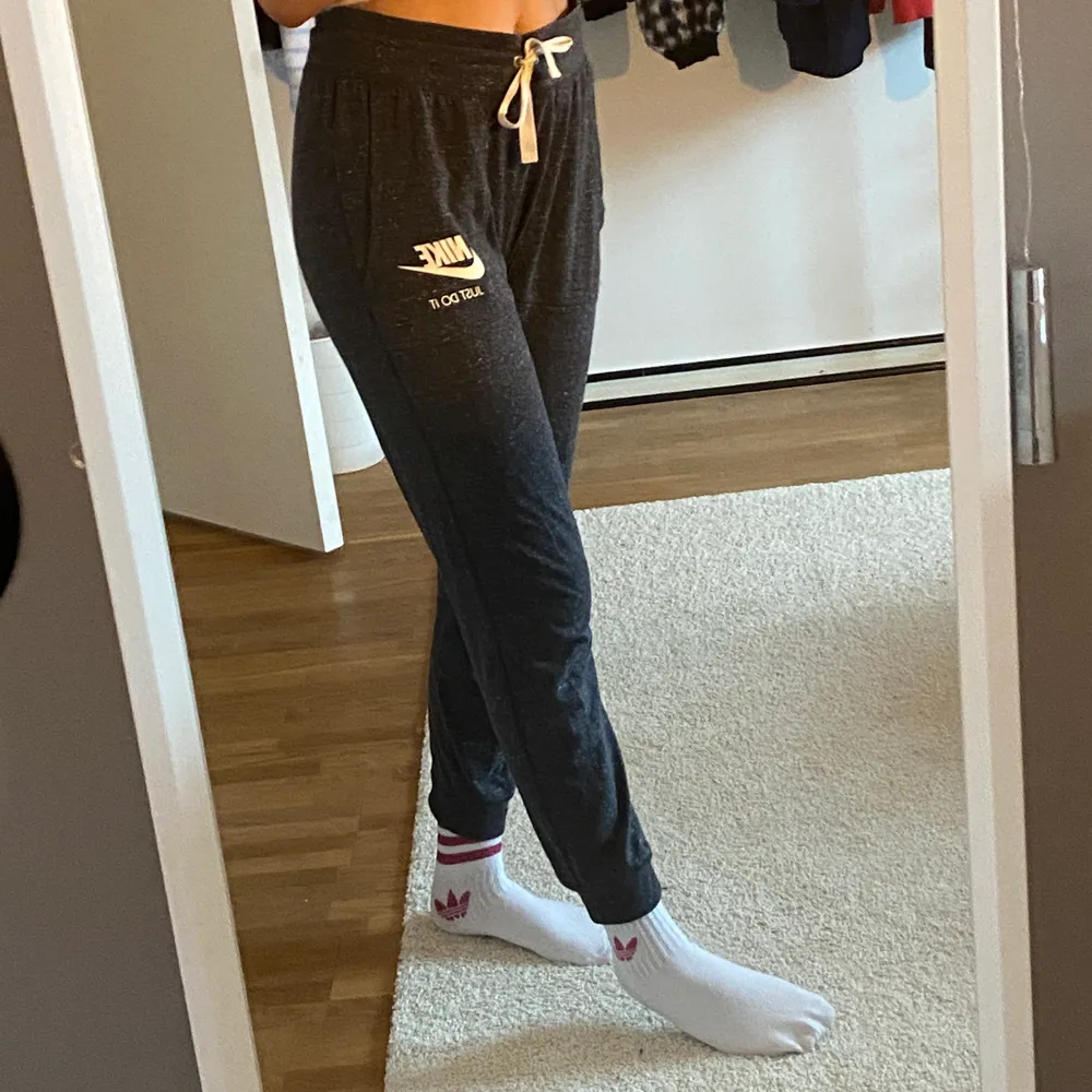 Supersköna mjukisbyxor från Nike. Tyvärr lite korta för mig men annars i bra skick! Frakt tillkommer❣️. Jeans & Byxor.