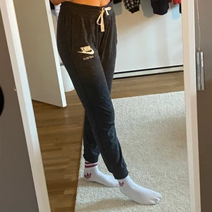 Nike sweatpants - Supersköna mjukisbyxor från Nike. Tyvärr lite korta för mig men annars i bra skick! Frakt tillkommer❣️