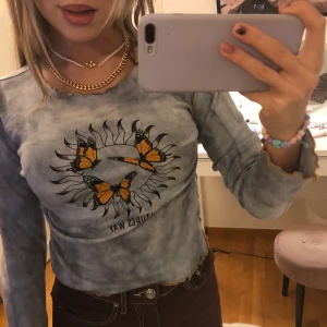Urban o topp - Säljer denna fina tröjan från urban outfitters. Jag har vanliga fall storlek s men denna är i m för ville ha en lite större passform. Köptes för 370kr.❤️