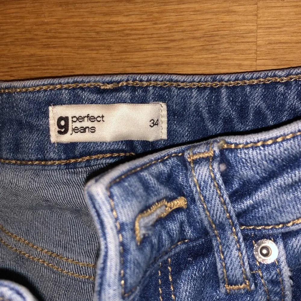 Mom jeans ifrån Gina tricot, nypris 599kr säljer för 150kr!. Jeans & Byxor.