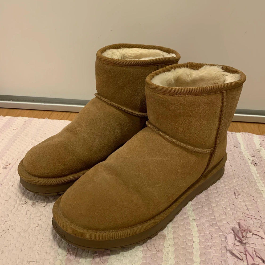 jättefina beiga fake-uggs - 90