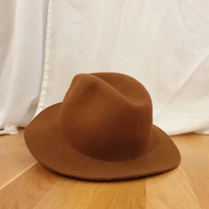 Flicehatt - Snygg bohoo inspirerad hatt. Varmt brunton. 100% wool. Står ingen storlek