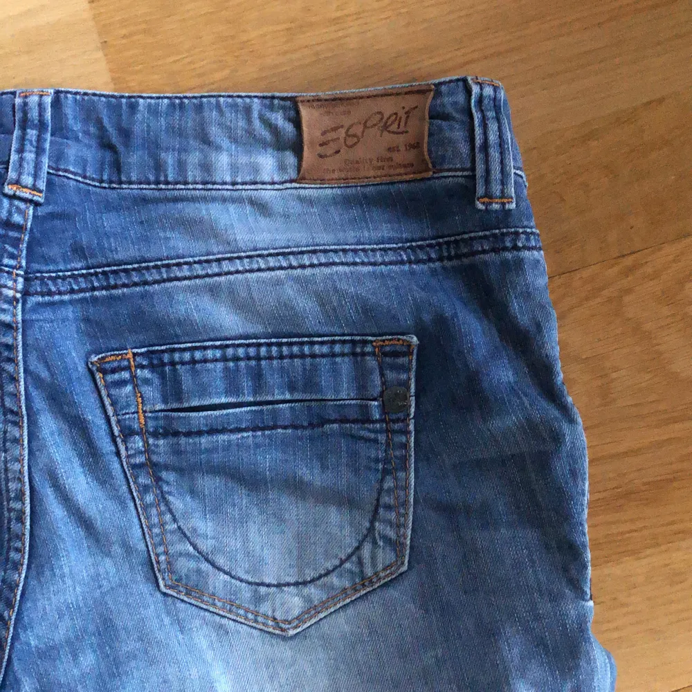 Snygga vintage lågmidiade jeans, beställde de på vintage hemsida med de var tvärr för stora. Kommer från esprit🤍🤍 Jag är 165cm lång, och det vid höger ficka är en liten ”slitning”. Midjemåttet cm i omkrets är: 74 och längden i cm är: 102. Tänker att vi gör en budgivning i kommentarerna. Jeans & Byxor.