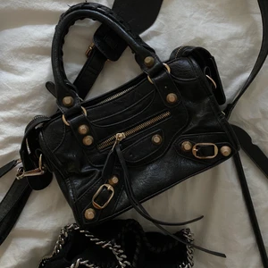 Väska - Balenciaga liknande väska. Ganska sliten som ni ser på bilderna, därav pris!! Fodret är lite trasigt inuti men går fortfarande att använda som vanligt!!🖤