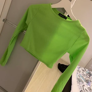 crop top  - säljer denna fina crop top från boohoo, som ny då den inte använts på grund av att den är lite för liten på mig, storlek 6 som nog motsvarar 32/34 men lite för liten för mig som har 36 i toppar, kan skickas mot fraktkostnad‼️ toppen är mer åt de neon färgade hållet 
