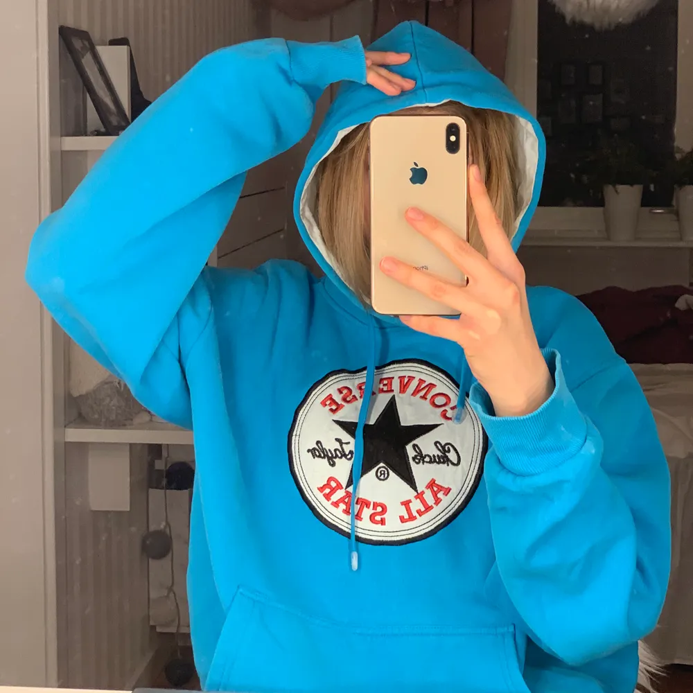 En jättefin blå Converse hoodie i jättebra skick!💙 Skulle säga att den passar alla i storlek XS-L! Det är inte tröjan som är fläckig utan min spegel som är dammig. ¡Köparen står för frakt!💙. Hoodies.