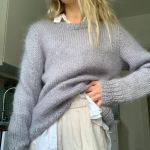 Stickad grå tröja - Så så fin stickad ullig tröja. Tjock och varm. Köpt i andrahand. Säljer då jag har för mycket kläder. Den som sålt den har stickat den själv, därav kmr den inte frpn något märke. Jättefin passform. 