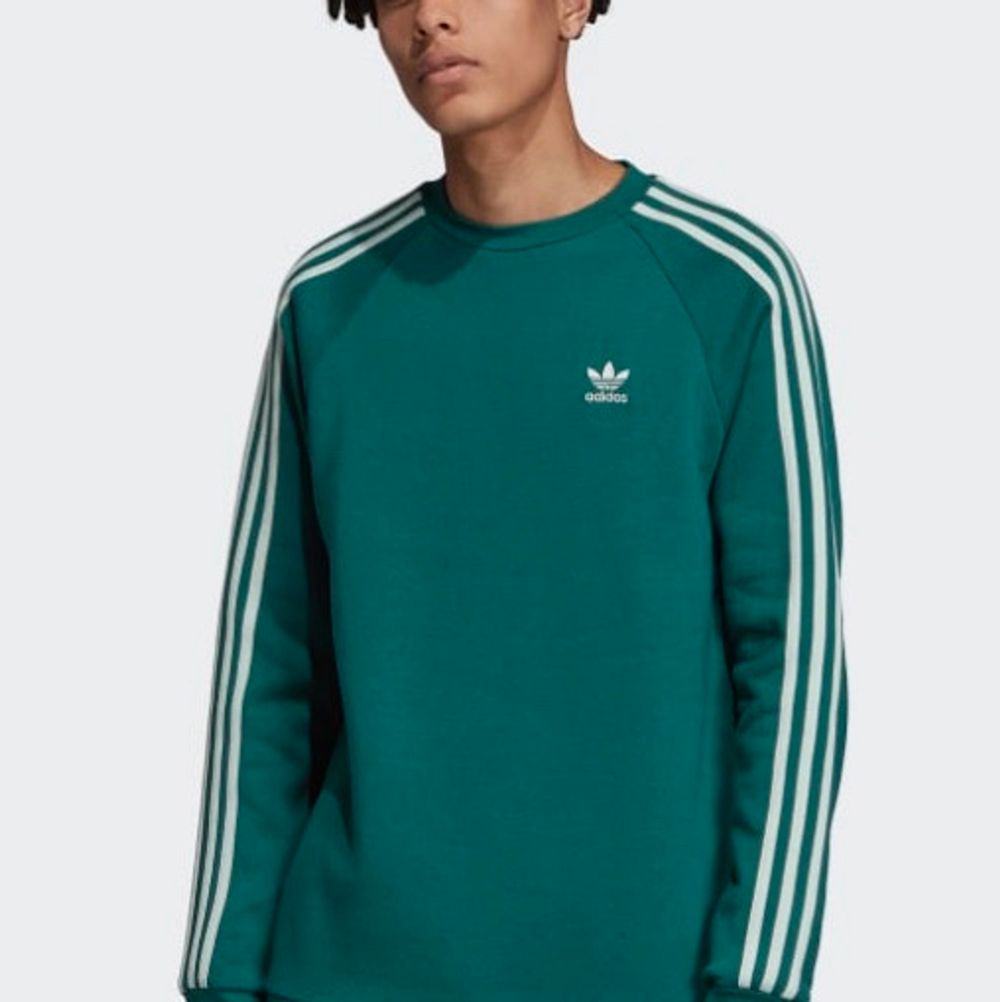 Snygg sweatshirt från Adidas i en supercool färg. Den är i nyskick!! Herrmodell. Priset kan diskuteras . Huvtröjor & Träningströjor.