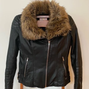 Jofama by Kenza storlek 40 - Skinnjacka med fuskpäls i storlek 40, skulle säga att den nog passar som en s-m dock. Väldigt bra skick, nästan som ny. Vintage Jofama by Kenza