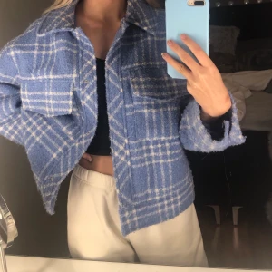 Höstjacka - Skitsnygg jacka perfekt till hösten! Köpt här på plick men har ej kommit till användning. Jättefint skick💞 Buda i kommentarerna🤍