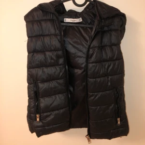 Svart väst - Populär väst från mango, används inte längre då den är lite liten men superskön och perfekt för höstväder/vårväder