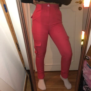 Rosa byxor - Rosa militärbyxor med fickor på benen. Jättesköna, inte alls genomskinliga och riktigt snygga. Jag har tyvärr för stora lår så säljer de därav. 