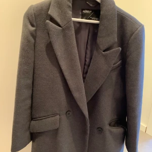 Kappa  - Grå kappa från Pull and Bear. Oversize i modell. Från vintern 2020, använd fåtal gånger. Nypris 599
