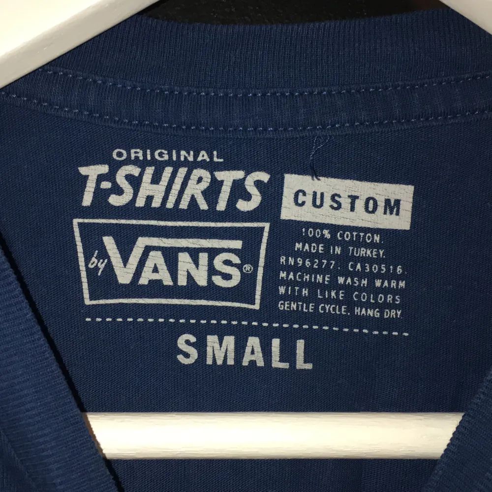 Mörkblå custom vans T-shirt, jättebra skick inga sprickor i trycket. Asfin men inte riktigt min stil. Frakt ingår inte i priset. T-shirts.