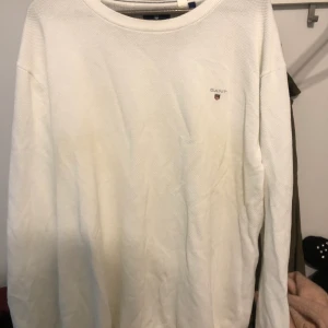Gant tröja 5xl - Gant 5XL tröja. Har ett svagt fläckparti över bröstet som syns i starkt ljus 5/10 i skick. Vid köp av flera varor går priset att diskutera. Köpare står för frakten (PostNord skicka lätt 63kr upp till 1kg). För mer detaljer, skriv. 