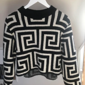 Weekday tröja - Supersnygg tröja från Weekday! Köptes för 600 kr och är sparsamt använd! Köparen står för eventuell frakt🖤