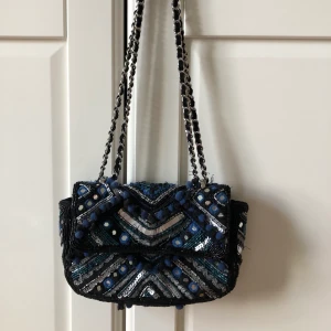 Väska - Jättefin väska från Zara med massa detaljer! Går att ha på crossbody väska också. Använd några få gånger.