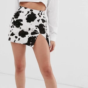 Komönstrad kjol från Motel rocks - En superfin kjol från motel rocks. Kjolen är i god kvalite och helt oanvänd med prislapp kvar. Säljer kjolen för den inte kommer till användning. Pris kan diskuteras 💓