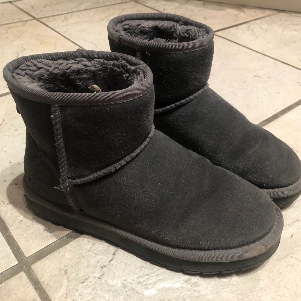 Säljer dessa sparsamt använda ”uggs” då de inte kommer till användning. (Använde dom endast några gånger under förra vintern). De är gråa och i storlek 38. Supersköna och varma! Skriv vid intresse eller funderingar🥰 Kan mötas upp annars står köparen för frakten!. Skor.