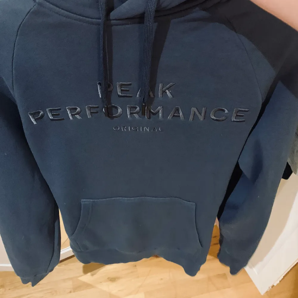 Säljer min mörkblåa peak performance hoodie den är i nyskick men passar inte mig tyvär så säljer den här, nypris ca 1000 kr hör av er om ni har frågor eller vill ha fler bilder ☺️. Tröjor & Koftor.