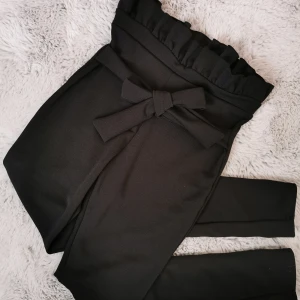 Paperbag byxor - Helt nya och oanvända "paperbag" byxor. De är i storlek 36 (UK 8) Dock korta i benen och liten i storleken. Skulle säga att de passar en XXS/XS. De är som tjocka leggins. Nypris 270 kr. 