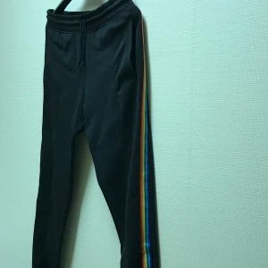 Regnbågs Mjukisbyxor - Ej använda, säljer pga fel storlek.💕