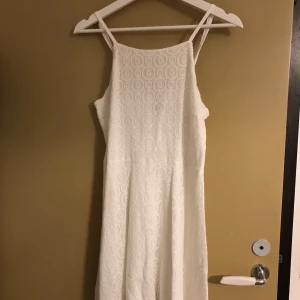 Klänning storlek 38 - Vit söt klänning. Lite använd🌸