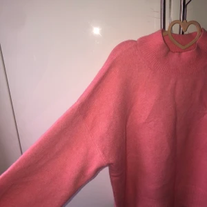 &Other stories tröja - Super härlig stickad tröja från &other stories. Använd ett fåtal gånger. Storlek L