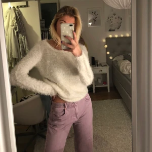 Flufftröja - Säljer den här fina fluffiga stickade tröjan som jag inte vet vart den är ifrån😥 Passar till ALLT💓