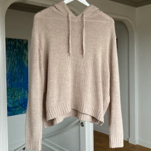 Stickad hoodie - Jättefin stickad hoodie i beige med en stor och rymlig luva. Fina muddar på ärmar och längst ner på tröjan! Storlek S (lite oversized fit) köparen står för frakt!