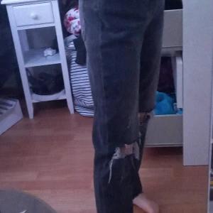 Ett par grå jeans från H&M som är högmidjade - Säljer mina favoriter pga för stora å nån annan som kanske har mer annvändning för de, storlek 34 men sitter som en 36. Org pris: 399 kr. Köparen står för frakten!