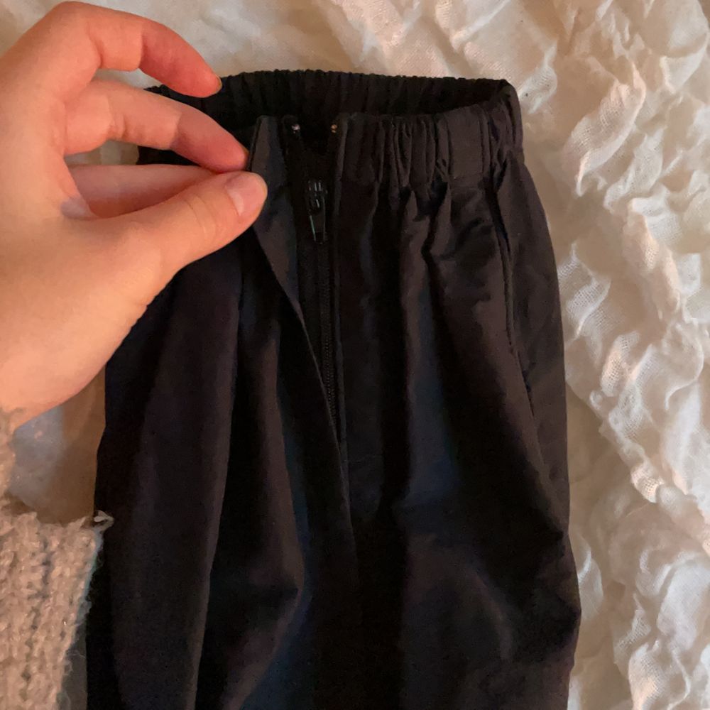 Skitsnygga cargo pants från Weekday i storlek 36, men resor i midjan samt knytsnöre i midjan så storleken kan variera mycket om man vill! Använts mycket men inget slitage någonstans, fortfarande väldigt fint skick. Funkar även som träningsbyxor om man vill det. Längst ner på byxorna finns även en dragkedja. Köparen står för frakten som tillkommer 💖 (jag är 167 cm). Jeans & Byxor.